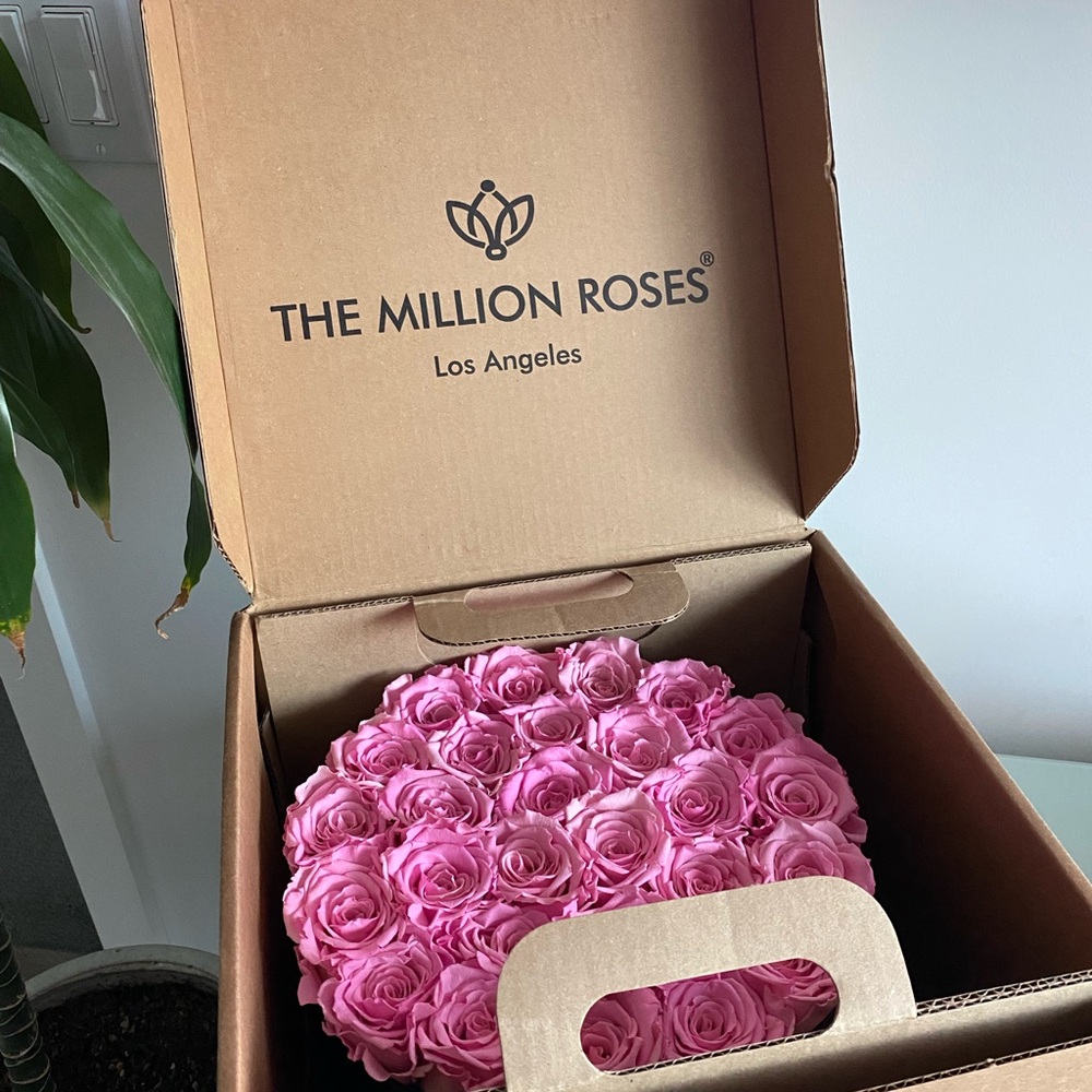The Million Roses Pink Supreme Box